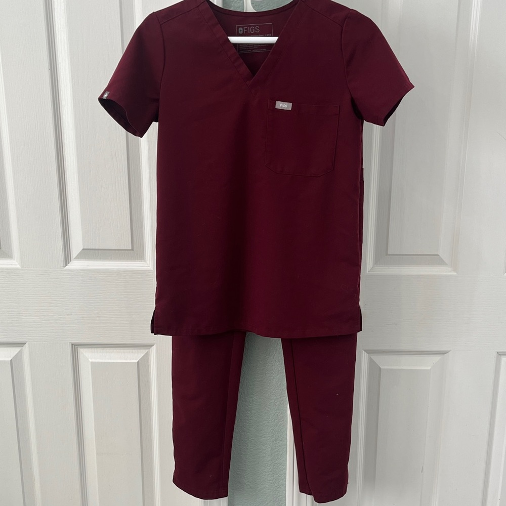 Figs Burgundy scrub set
